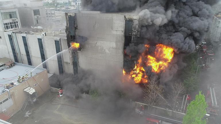 Küçükçekmecede AKİT gazetesinin de bulunduğu binada yangın