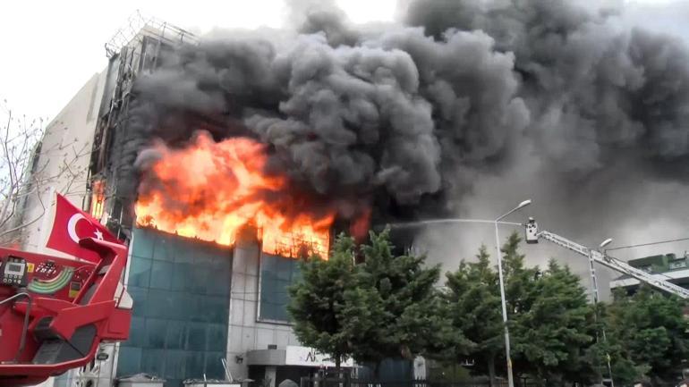 Küçükçekmecede AKİT gazetesinin de bulunduğu binada yangın