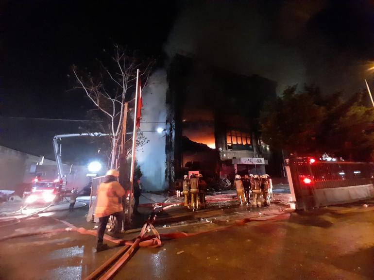 Akit Medya Grubunun da bulunduğu binada çıkan yangın devam ediyor