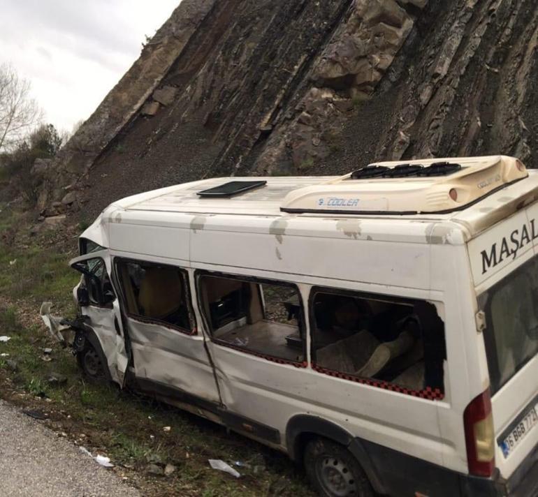 İşçi servisi ile hafif ticari araç çarpıştı: 2 ölü, 17 yaralı