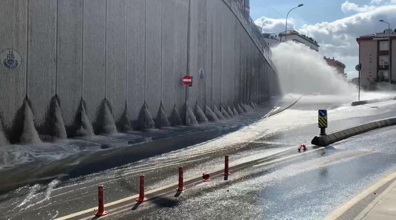 Eyüpsultanda su borusu patladı, tramvaylar mahsur kaldı
