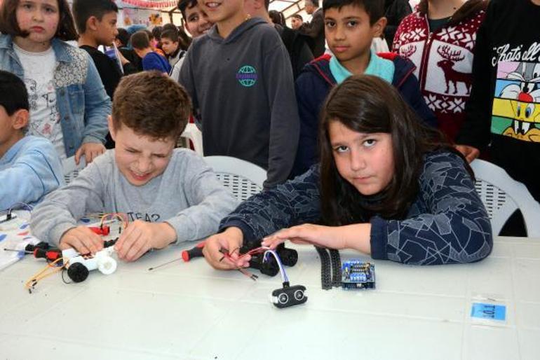 Gönüllü öğretmenler, depremzede öğrencilere bilim öğretiyor