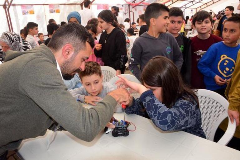 Gönüllü öğretmenler, depremzede öğrencilere bilim öğretiyor