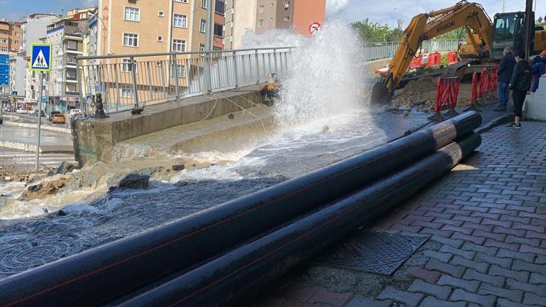 Eyüpsultanda su borusu patladı, tramvaylar mahsur kaldı