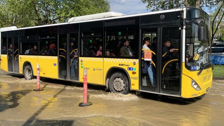 Eyüpsultanda su borusu patladı, tramvaylar mahsur kaldı