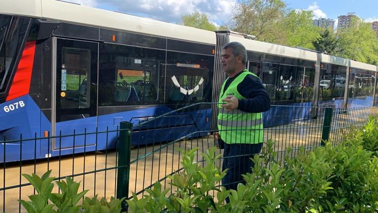 Eyüpsultanda su borusu patladı, tramvaylar mahsur kaldı