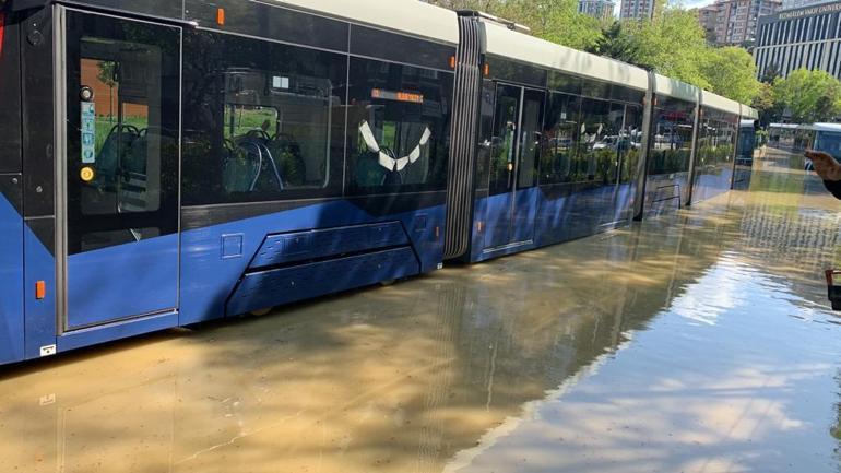 Eyüpsultanda su borusu patladı, tramvaylar mahsur kaldı