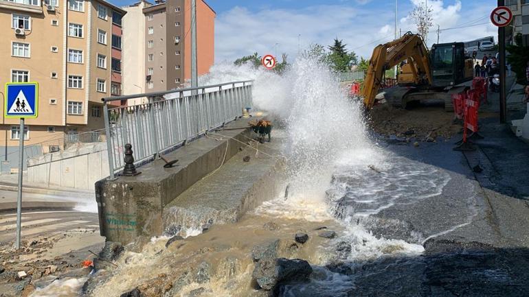 Eyüpsultanda su borusu patladı, tramvaylar mahsur kaldı