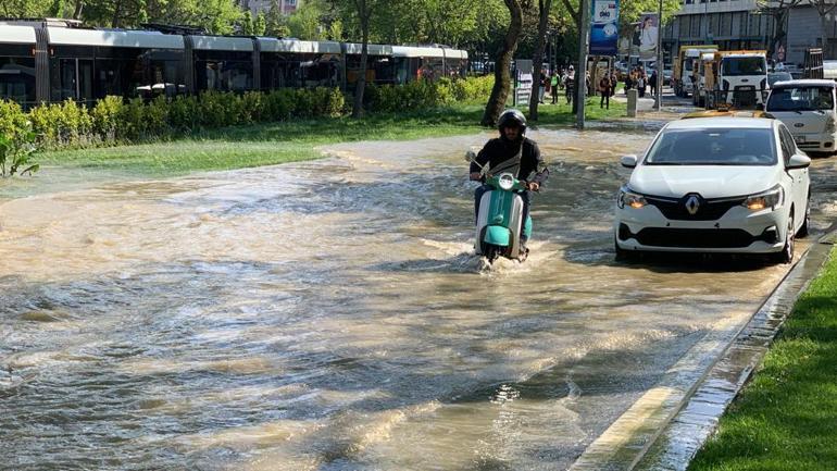 Eyüpsultanda su borusu patladı, tramvaylar mahsur kaldı
