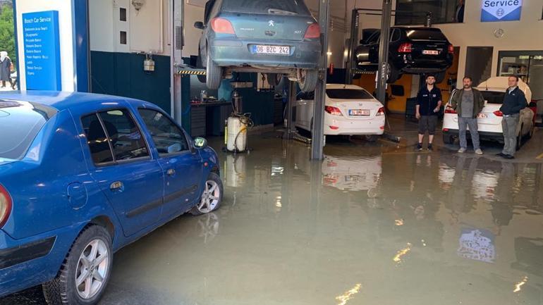 Eyüpsultanda su borusu patladı, tramvaylar mahsur kaldı