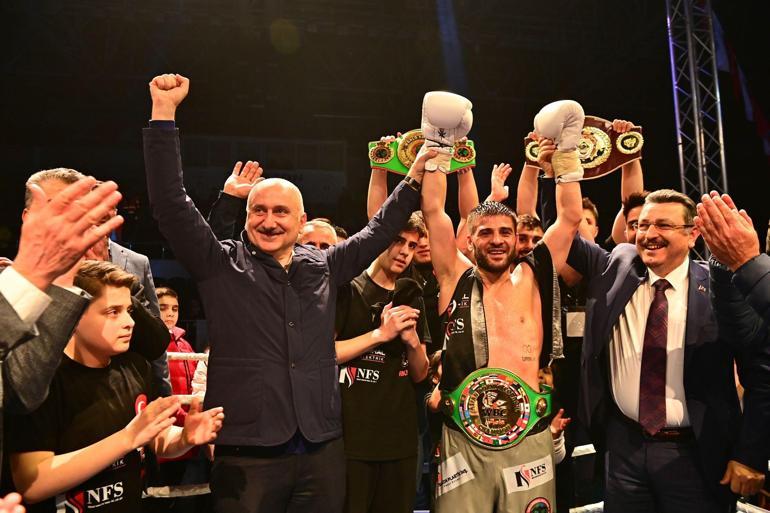 Bakan Karaismailoğlu, boks şampiyonuna kemerini taktı