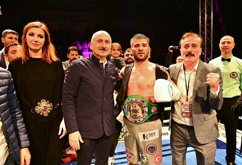Bakan Karaismailoğlu, boks şampiyonuna kemerini taktı