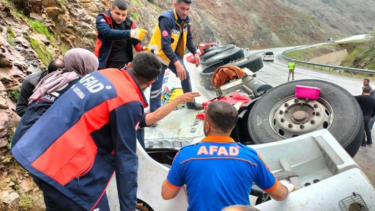 Devrilen tankerde sıkışan sürücüyü AFAD ekipleri çıkardı