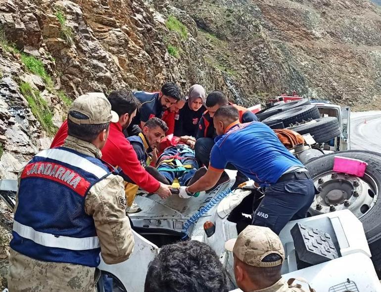 Devrilen tankerde sıkışan sürücüyü AFAD ekipleri çıkardı