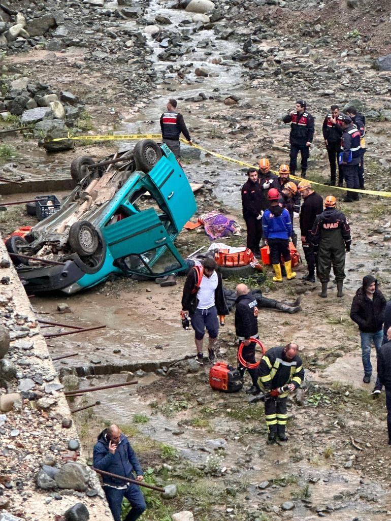 Rizede hafif ticari araç dereye düştü; 3ü anne- baba- kız 4 ölü, 1 yaralı