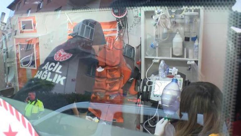 Bahçelievlerde otomobil kafenin bahçesine girdi: 1 ağır yaralı