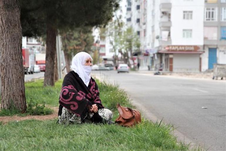 2,5 aydır hatıralarının olduğu orta hasarlı evinin önünde oturuyor