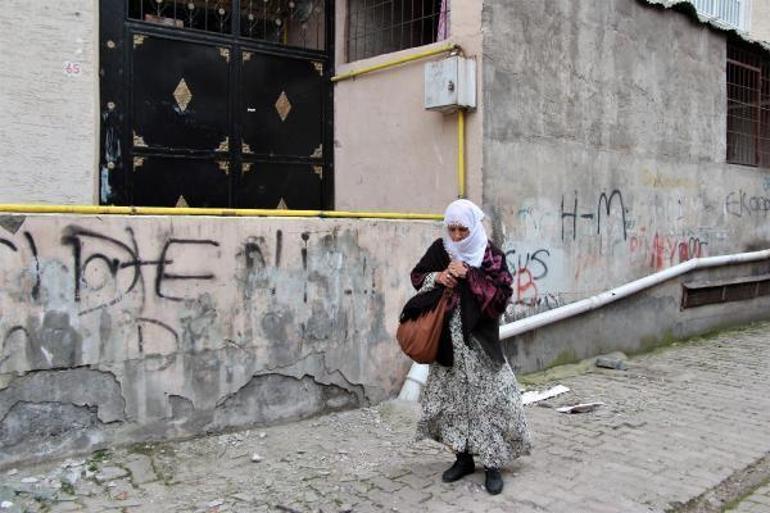 2,5 aydır hatıralarının olduğu orta hasarlı evinin önünde oturuyor