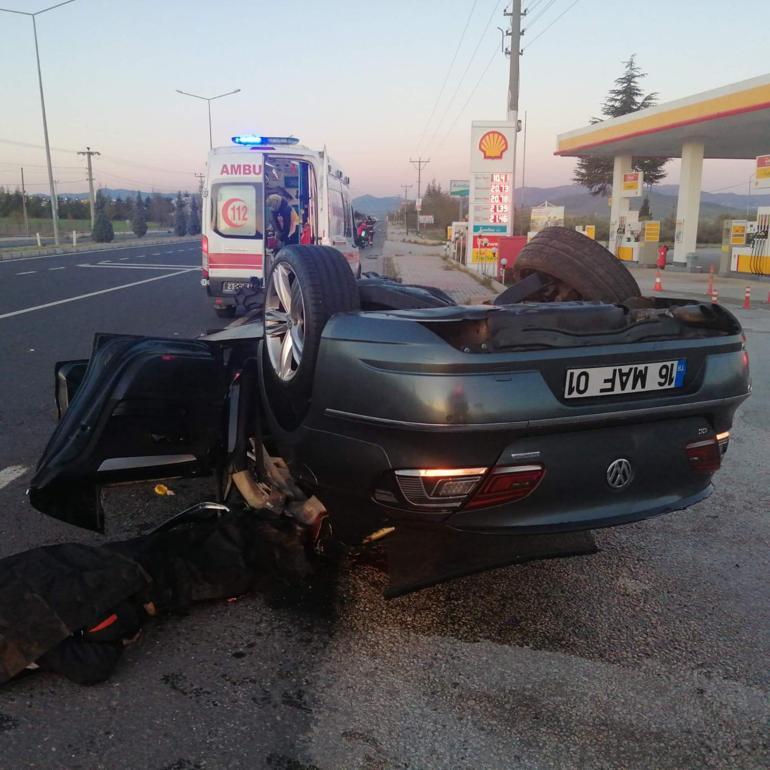 Otomobil, refüje çarpıp karşı şeride geçerek takla attı: 1 ölü, 2 yaralı