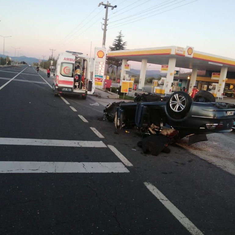 Otomobil, refüje çarpıp karşı şeride geçerek takla attı: 1 ölü, 2 yaralı