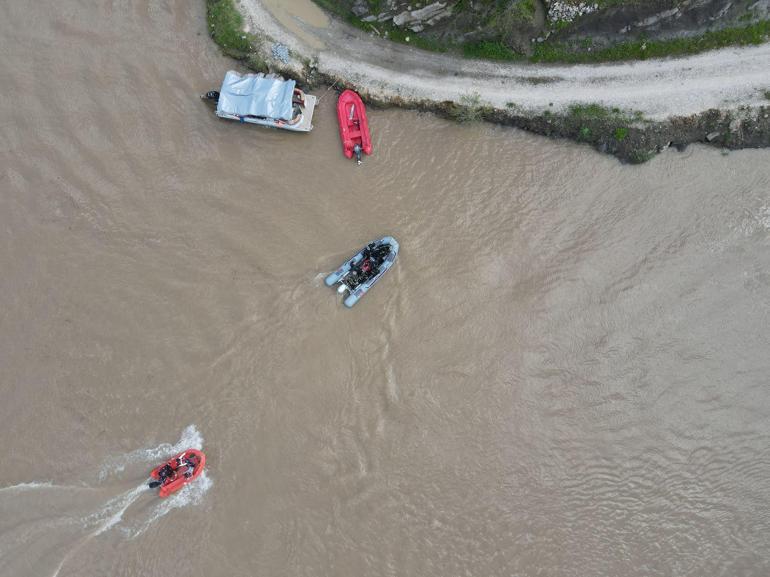 Munzur Çayına uçan otomobildeki 3 genç, insansız hava aracıyla da aranıyor