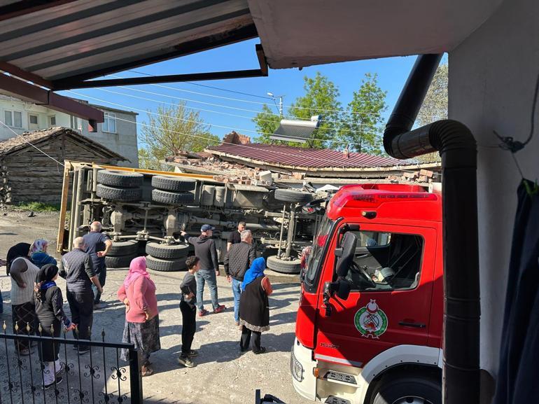 Virajı alamayıp, eve giren hafriyat kamyonunun sürücüsü ağır yaralandı