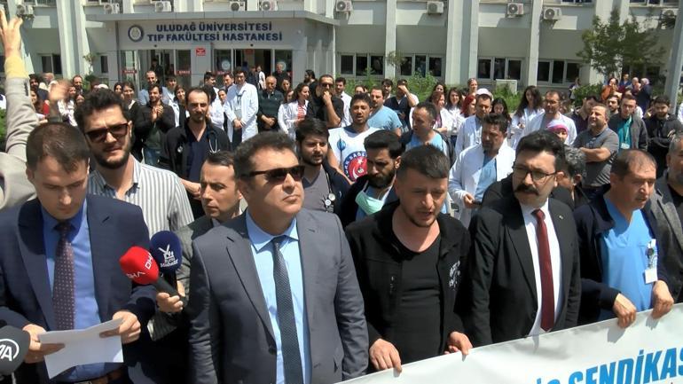 Yaptığı ameliyatla tıp literatürüne giren profesör, hasta yakınları tarafından darbedildi