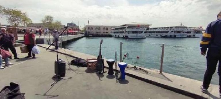 Sokak müzisyeni Cihan Aymazın öldürüldüğü yere çiçek ve müzik aletleri bırakıldı