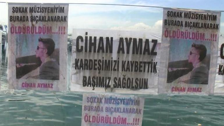 Sokak müzisyeni Cihan Aymazın öldürüldüğü yere çiçek ve müzik aletleri bırakıldı