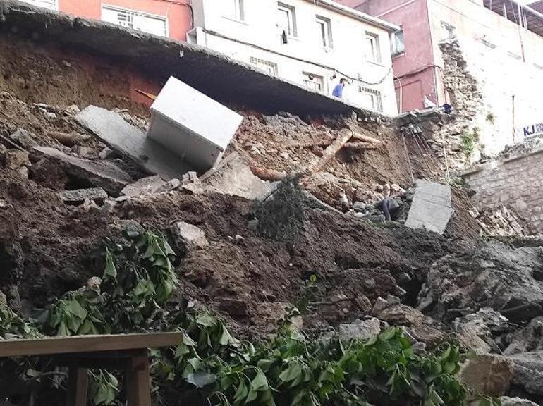 Beyoğlunda istinat duvarı okulun bahçesine çöktü, 3 bina boşaltılarak mühürlendi