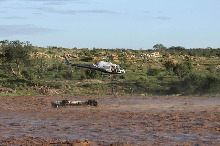 Kenya’da selin ortasında kalan kişinin helikopterle kurtarılma anları