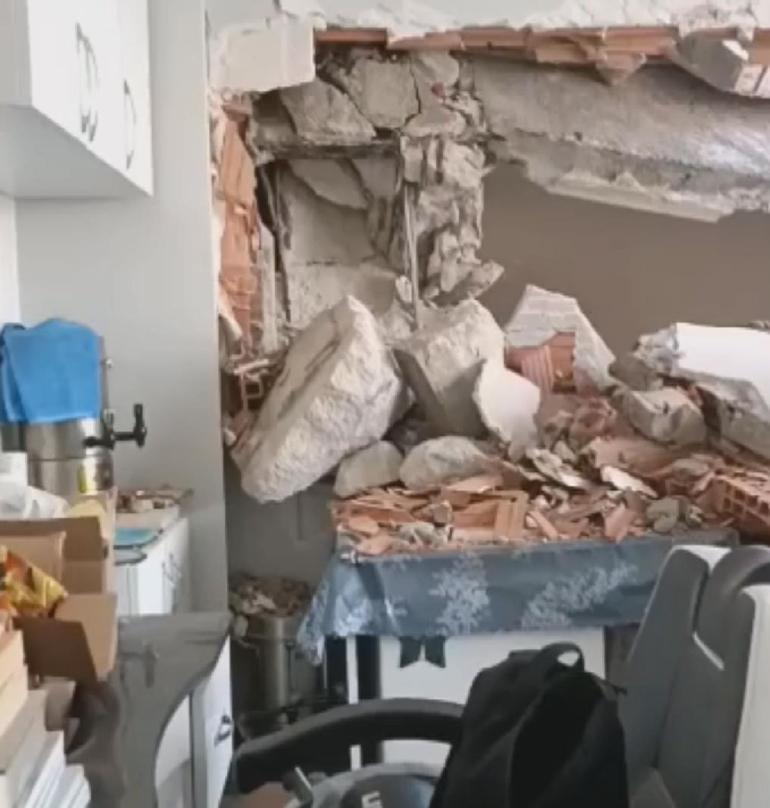 Silivride yıkım sırasında yan binadaki berber dükkanının duvarı yıkıldı