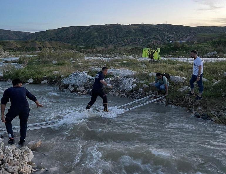 Siirtte suyun yükselmesiyle oluşan adacıkta mahsur kaldılar