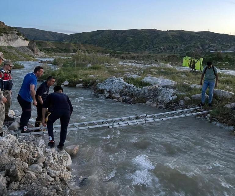 Siirtte suyun yükselmesiyle oluşan adacıkta mahsur kaldılar