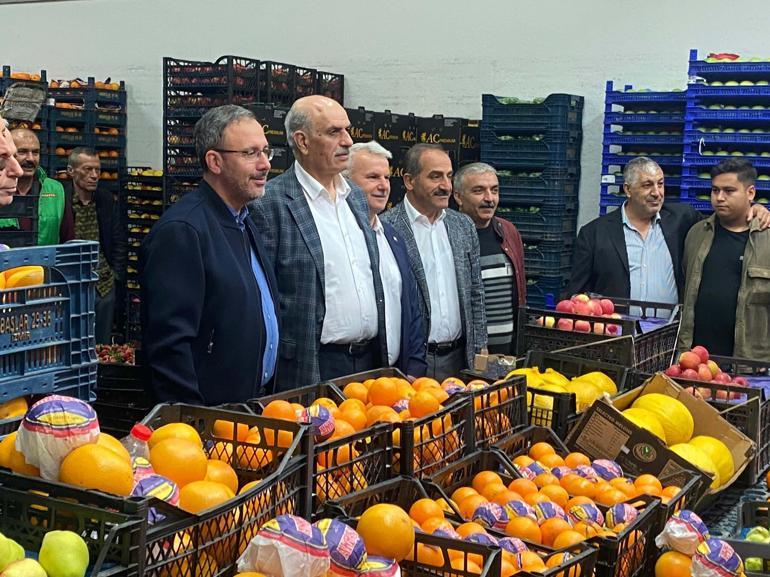 Bakan Kasapoğlu, İzmir Meyve ve Sebze Halini ziyaret etti