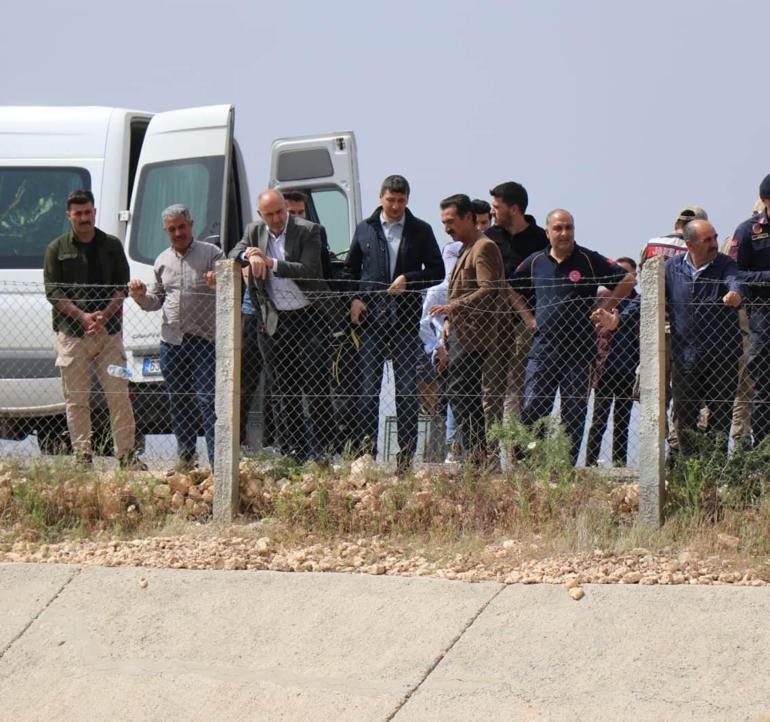 Düğüne gidenlerin otomobili kanala uçtu; 2 ölü, 1 yaralı, 1 kayıp