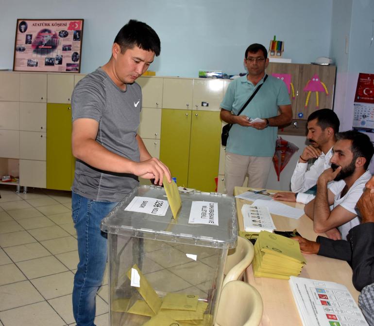 Yurt dışındaki 1 milyon 599 bin seçmen oy kullandı