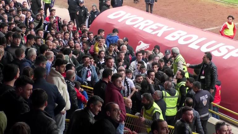 Amatör maç sonrası olay çıkaran taraftarlara polis biber gazıyla müdahale etti