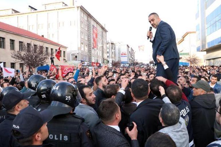 Ekrem İmamoğlunun Erzurum mitingi çıkan olaylar nedeniyle yarıda kaldı