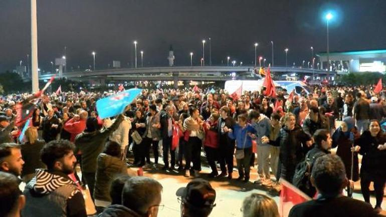 Ekrem İmamoğlunun Erzurum mitingi çıkan olaylar nedeniyle yarıda kaldı