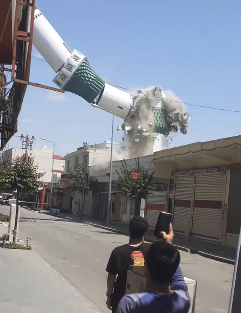 Depremde hasar gören minare kontrollü olarak yıkıldı