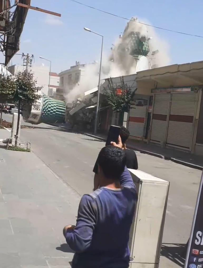 Depremde hasar gören minare kontrollü olarak yıkıldı