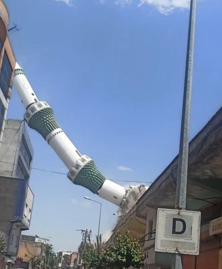 Depremde hasar gören minare kontrollü olarak yıkıldı