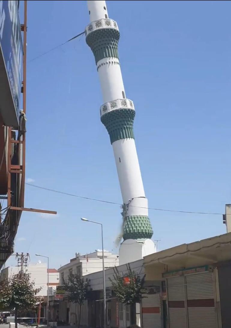 Depremde hasar gören minare kontrollü olarak yıkıldı