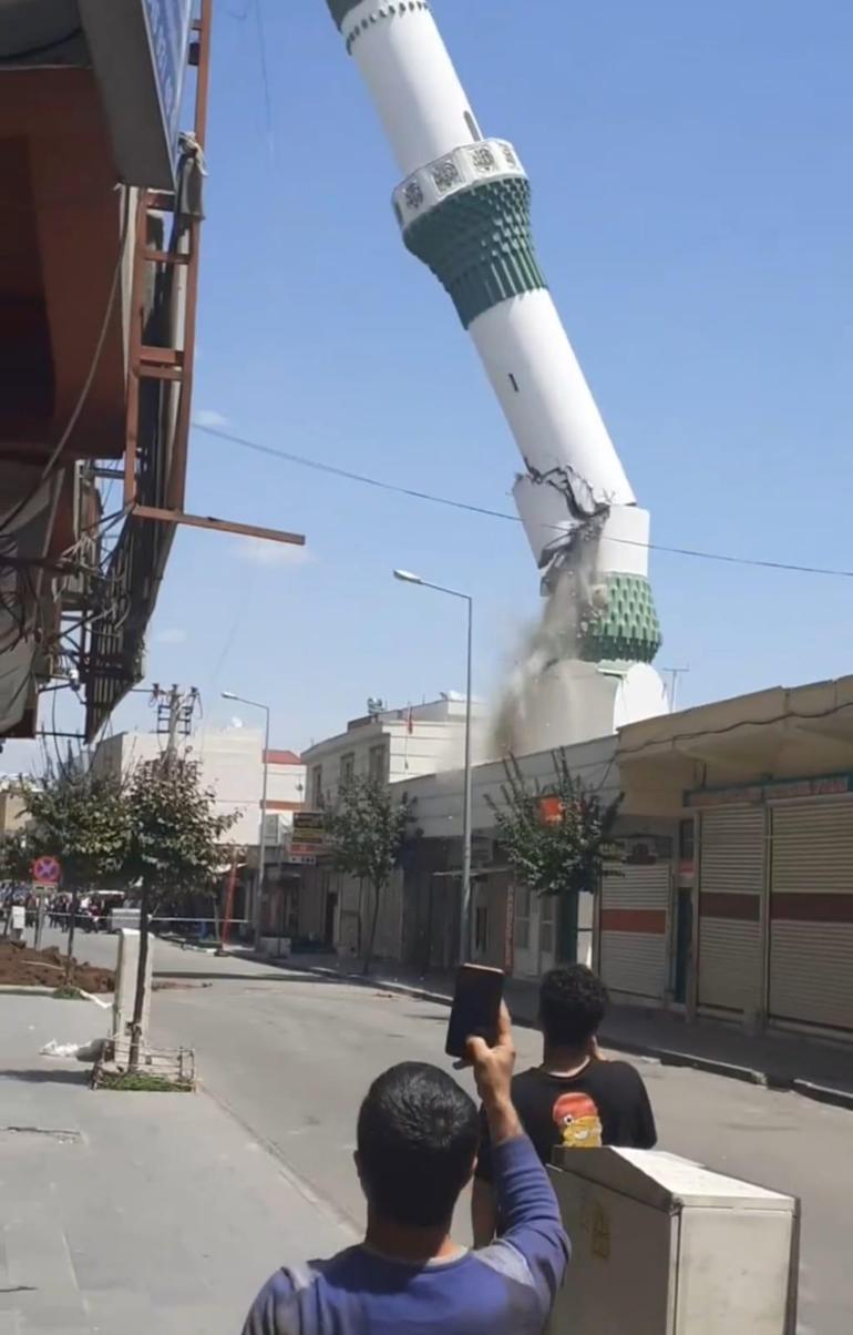 Depremde hasar gören minare kontrollü olarak yıkıldı