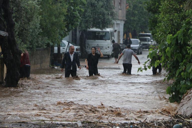 Sağanağın vurduğu Kozanda ev ve iş yerleri temizleniyor