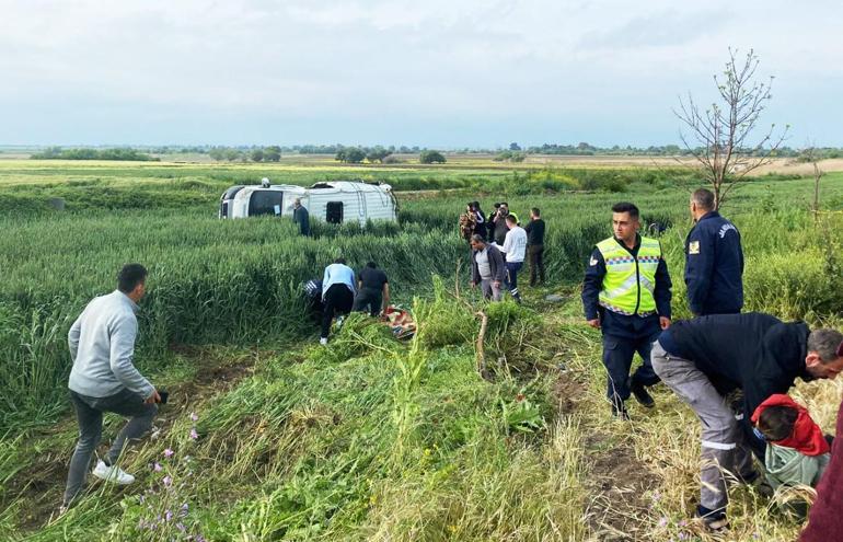 Lastiği patlayan servis minibüsü takla attı; 8 yaralı