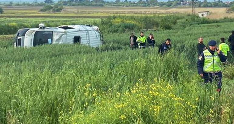 Lastiği patlayan servis minibüsü takla attı; 8 yaralı