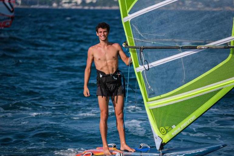 İzmirli sörfçü Cavite Fransadan madalya