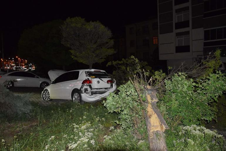 Otomobilin kaldırımda yürüyen öğretmene çarptığı kaza anı kamerada